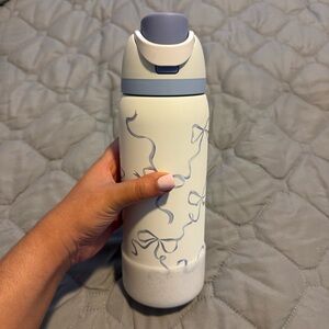 Owala UO Exclusive FreeSip 32 oz Bow Water Bottle